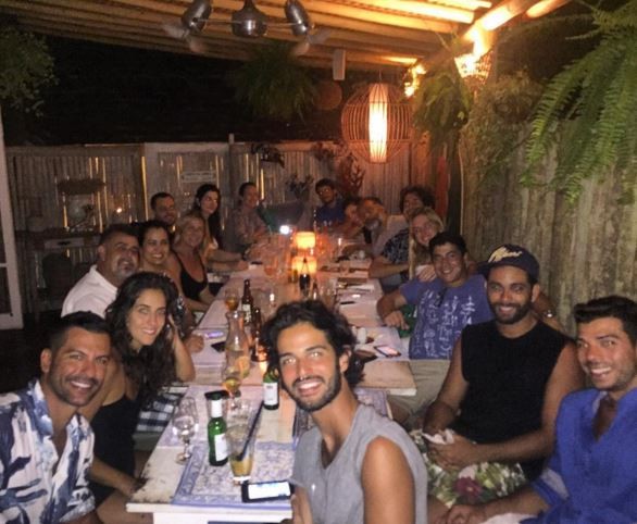 Fiorella Mattheis, Alexandre Pato e amigos em Trancoso (Foto: Instagram / Reprodução)