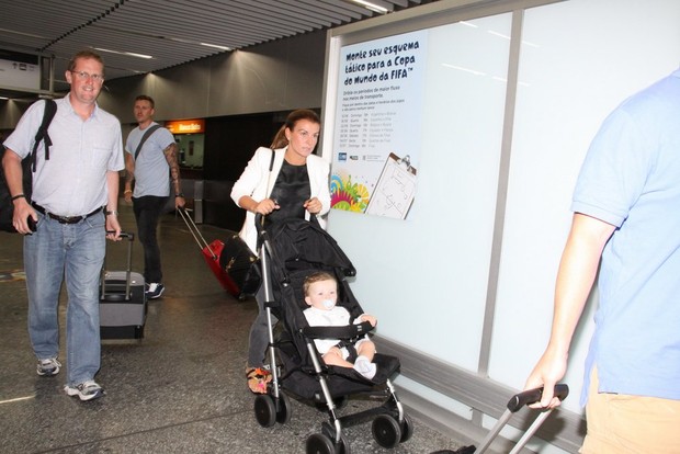 Coleen Rooney com o filho Kai no aeroporto internacional Tom Jobim, na Zona Norte do Rio (Foto: Delson Silva/ Ag. News)