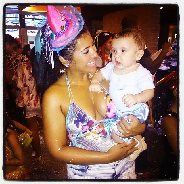 Priscila Pires e o filho Pietro em baile de carnaval (Foto: Instagram / Reprodução)