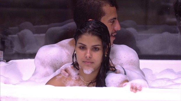 Matheus e Munik, do BBB 16, na banheira: boatos sobre sexo (Foto: Reprodução/Globo)