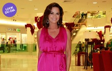 Look do dia: Luiza Brunet aposta em longo pink decotado para lançar livro
