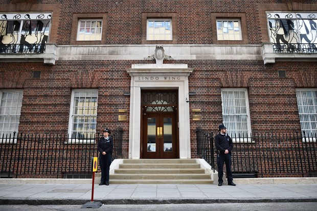 Policiais vigiam entrada principal da ala Lindo do hospital St Mary, em Londres (Foto: AFP)