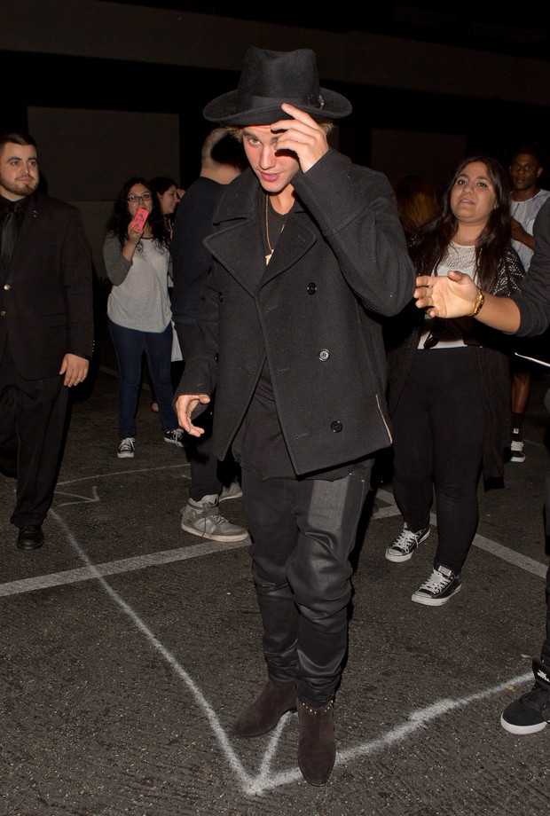 Justin Bieber deixa restaurante em Los Angeles e exibe marcas no pescoço (Foto: AKM-GSI)