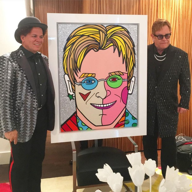 Elton John recebe quadro de presente pintado por Romero Britto (Foto: Reprodução/Instagram)