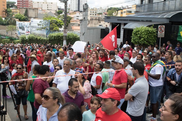 Militantes pró-Lula na porta do prédio dele em São Bernardo do Campo (Foto: Divulgação)