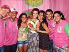 Renata Santos entrega presentes para jovens carentes no Rio