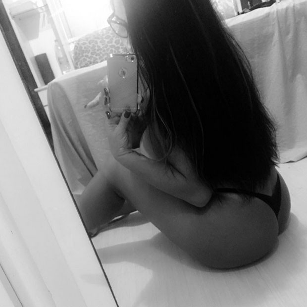 Solange Gomes sensualiza para selfie só de calcinha fio-dental (Foto: Instagram/ Reprodução)