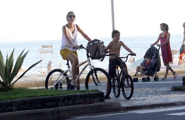Glenda Kozlowski com o filho na orla do Rio (Foto: J.Humberto/Ag. News)