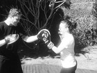 Regiane Alves posta foto lutando boxe: 'Tentando entrar em forma'