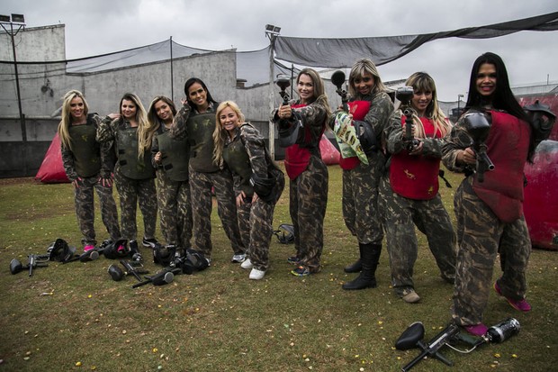 Candidatas ao Miss Bumbum jogam paintball (Foto: Alessandra Gerzoschkowitz / EGO)