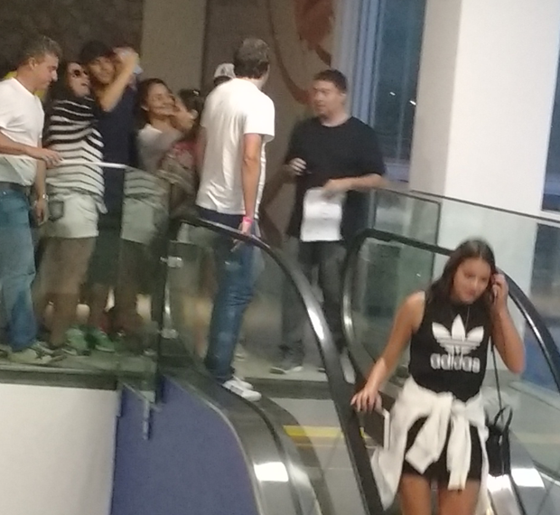 Neymar tirando foto com fã e Bruna Marquezine à frente, na escada (Foto: Anderson Dezan / EGO)