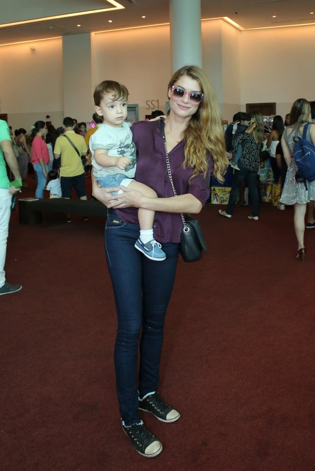 Alinne Moraes com o filho (Foto: AgNews)
