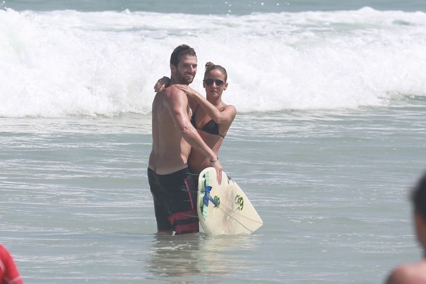 Fernanda de Freitas na praia com namorado (Foto: Dilson Silva/ Ag. News)