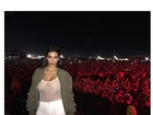 Kim Kardashian usa blusa transparente em show de Kanye West