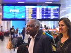 Gilberto Gil embarca em aeroporto de São Paulo após passar por internação