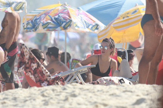 Bianca Bin na praia (Foto: Dilson Silva / AgNews)