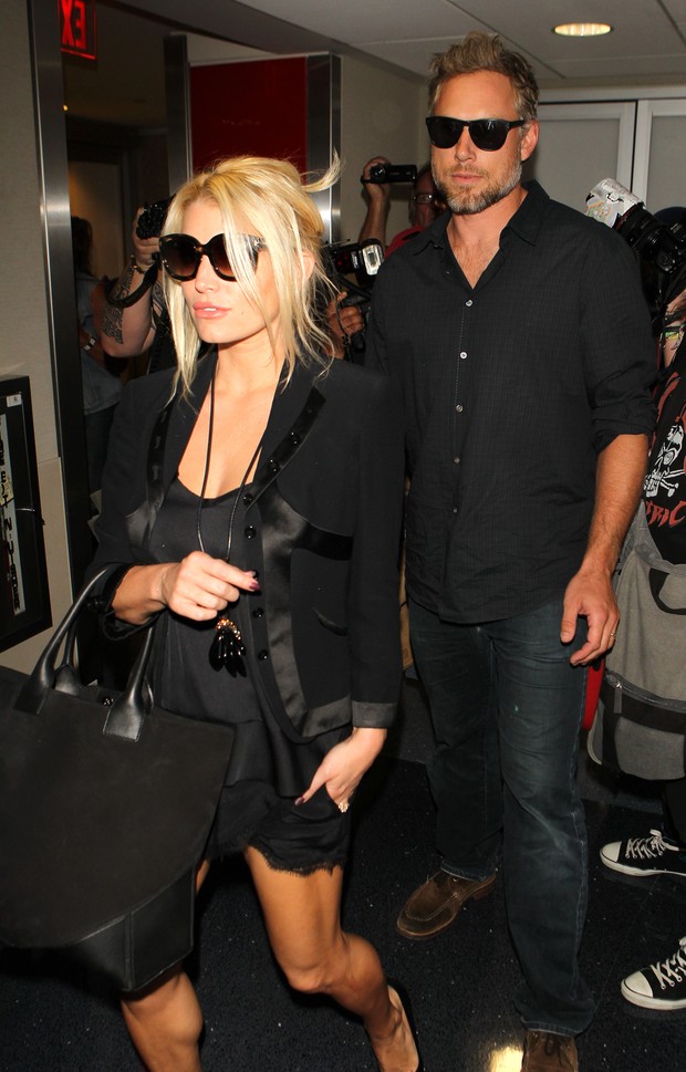 X17 - Jessica Simpson com o marido, Eric Johnson, em aeroporto em Los Angeles, nos Estados Unidos (Foto: X17online/ Agência)