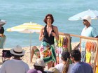 Maria Clara Gueiros grava comercial de marca de chinelos em praia do Rio