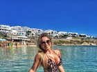 Renata D’Ávila posa de maiô em praia na Grécia: 'Do jeito que eu gosto'