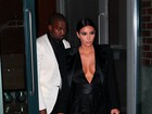 Kim Kardashian usa look decotado para ir a festa com Kanye West