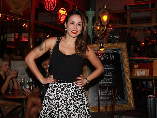 Alinne Rosa em restaurante em São Paulo (Foto: Marcos Ribas e Cláudio Augusto/ Foto Rio News)