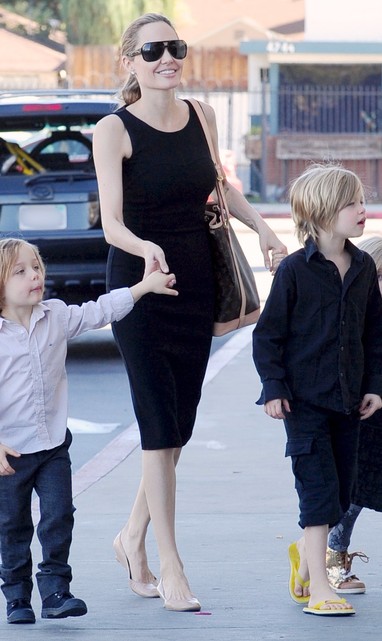 Angelina Jolie e os filhos (Foto: Agência Brainpix)