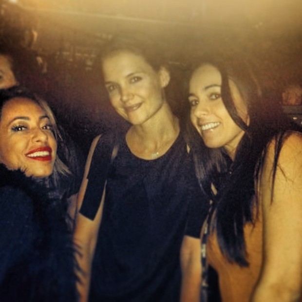 Samantha Schmütz e uma amiga com Katie Holmes em show da Beyoncé em Nova York, nos Estados Unidos (Foto: Instagram/ Reprodução)