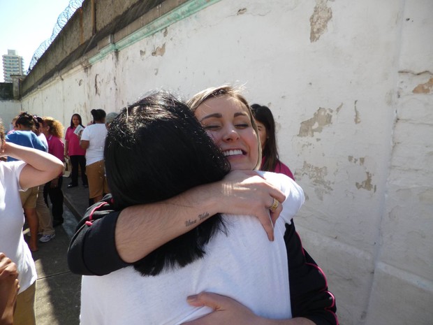 Andressa Urach abraça uma presidiária (Foto: Fio condutor/Mídia UNP-SP)