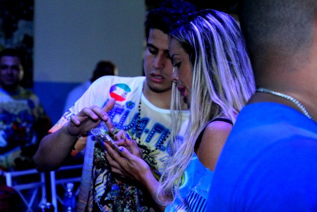 Enzo Celulari troca número de telefone com Denise Dias, musa da Beija Flor (Foto: DIVULGAÇÃO ABC PHOTOS)