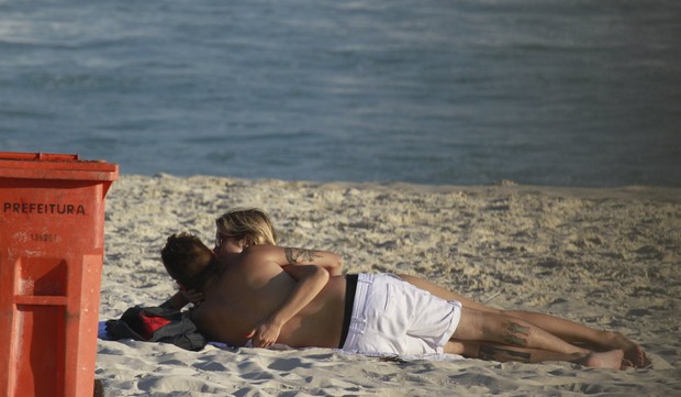 Juliana Didone e namorado na praia  (Foto: Dilson Silva / Agnews)