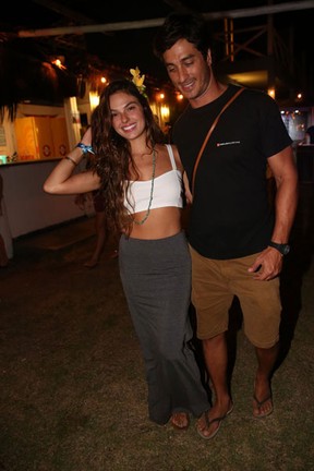 Isis Valverde e o namorado, André Resende, em festa em Maraú, na Bahia (Foto: Denilson Santos e Francisco Silva/ Ag. News)