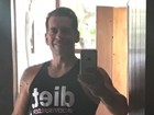 Leandro Hassum posa para selfie e exibe braços musculosos