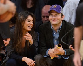 Ashton Kutcher e Mila Kunis assistem a jogo de basquete em Los Angeles (Foto: Getty Images)