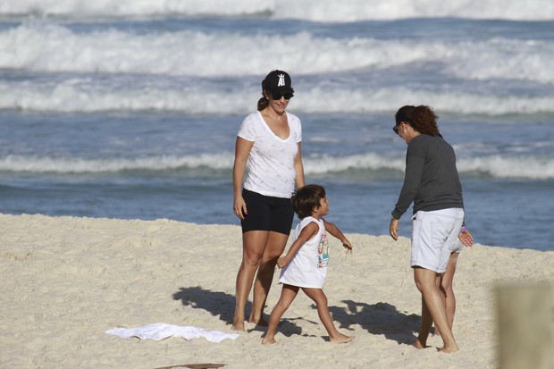 Ivete Sangalo com o filho na praia (Foto: Dilson Silva / AgNews)
