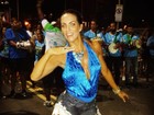Carla Prata usa blusa decotada em ensaio na orla do Rio