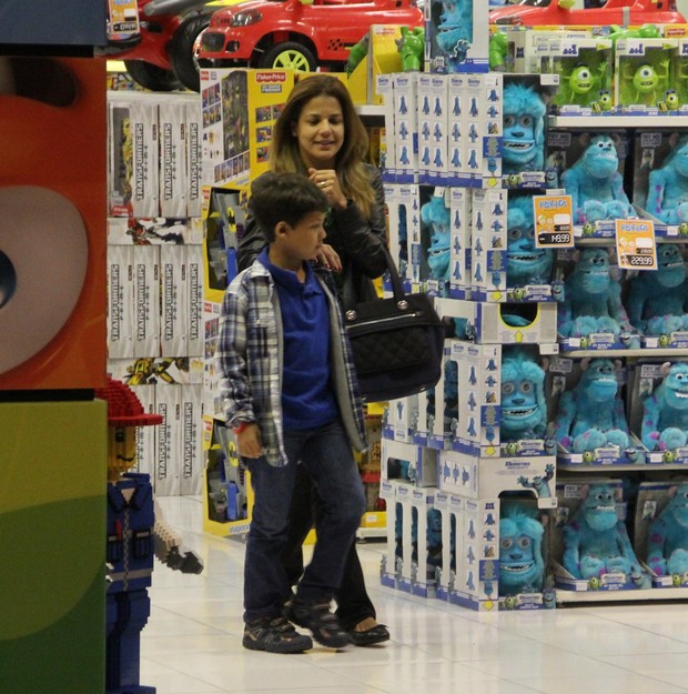 Nívea Stelmann com o filho no shopping (Foto: Marcus Pavão / AgNews)