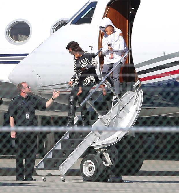 Kim Kardashian com os filhos e a mãe, Kris Jenner, chegando em LA (Foto: X17 / Agência)