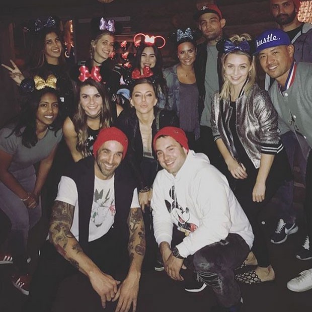 Guilherme &#39;Bomba&#39; e Demi Lovato com amigos na Disneylândia, em Anaheim, na Califórnia, nos Estados Unidos (Foto: Instagram/ Reprodução)