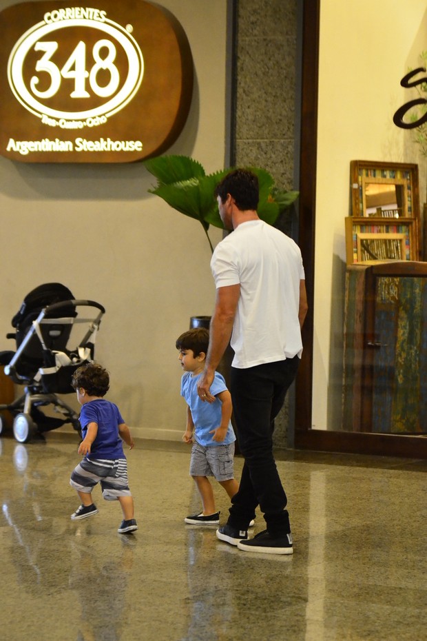 Juliana Paes faz farra no shopping com os filhos (Foto: Henrique Oliveira / Agnews)