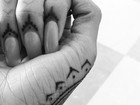 Rihanna mostra mão e dedos tatuados