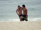 Marcello Noaves curte praia com o filho no Rio