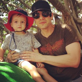 O ilusionista Criss Angel com o filho, Johnny (Foto: Reprodução/Instagram)