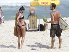 Thaila Ayala mostra a marquinha do biquíni para Paulo Vilhena na praia