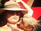Angélica faz selfie de biquíni com cãozinho