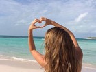Gisele Bündchen posa em praia e diz: 'Desejando a todos muito amor!'