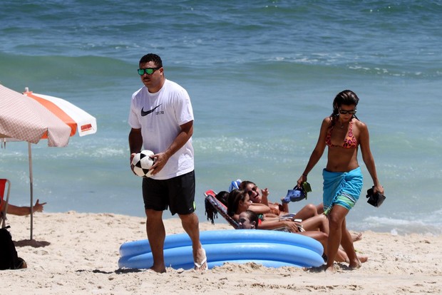 Ronaldo e Paula Morais na praia (Foto: André Freitas / AgNews)