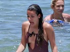 Lea Michele usa maiô decotado e quase mostra demais após mergulho