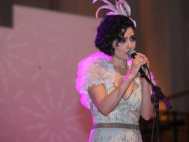 Letícia Sabatella se apresenta em premiação em São Paulo (Foto: Leo Franco/ Ag. News)