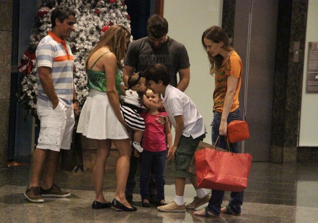 Eles se encontram com Fernanda Rodrigues e família (Foto: Marcus Pavão/Agnews)