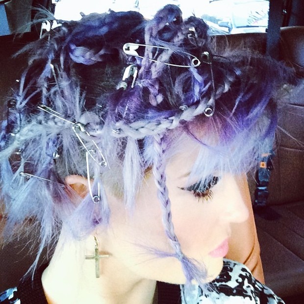 Kelly Osbourne exibe penteado (Foto: Instagram/ Reprodução)